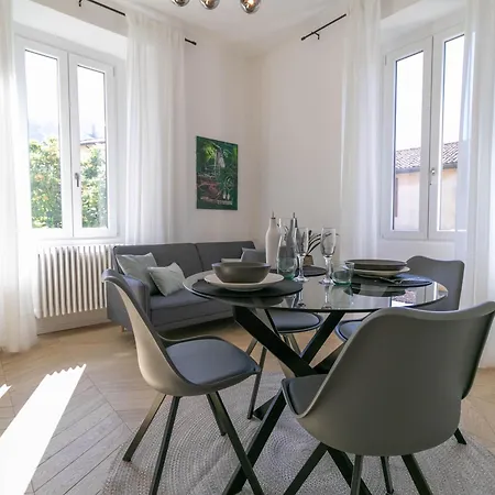 River Apartament *